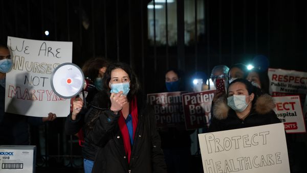 Nurses and supporters participate in a vigil at Lincoln Hospital on April 14, 2020, in the Bronx borough of New York City.  - Sputnik International