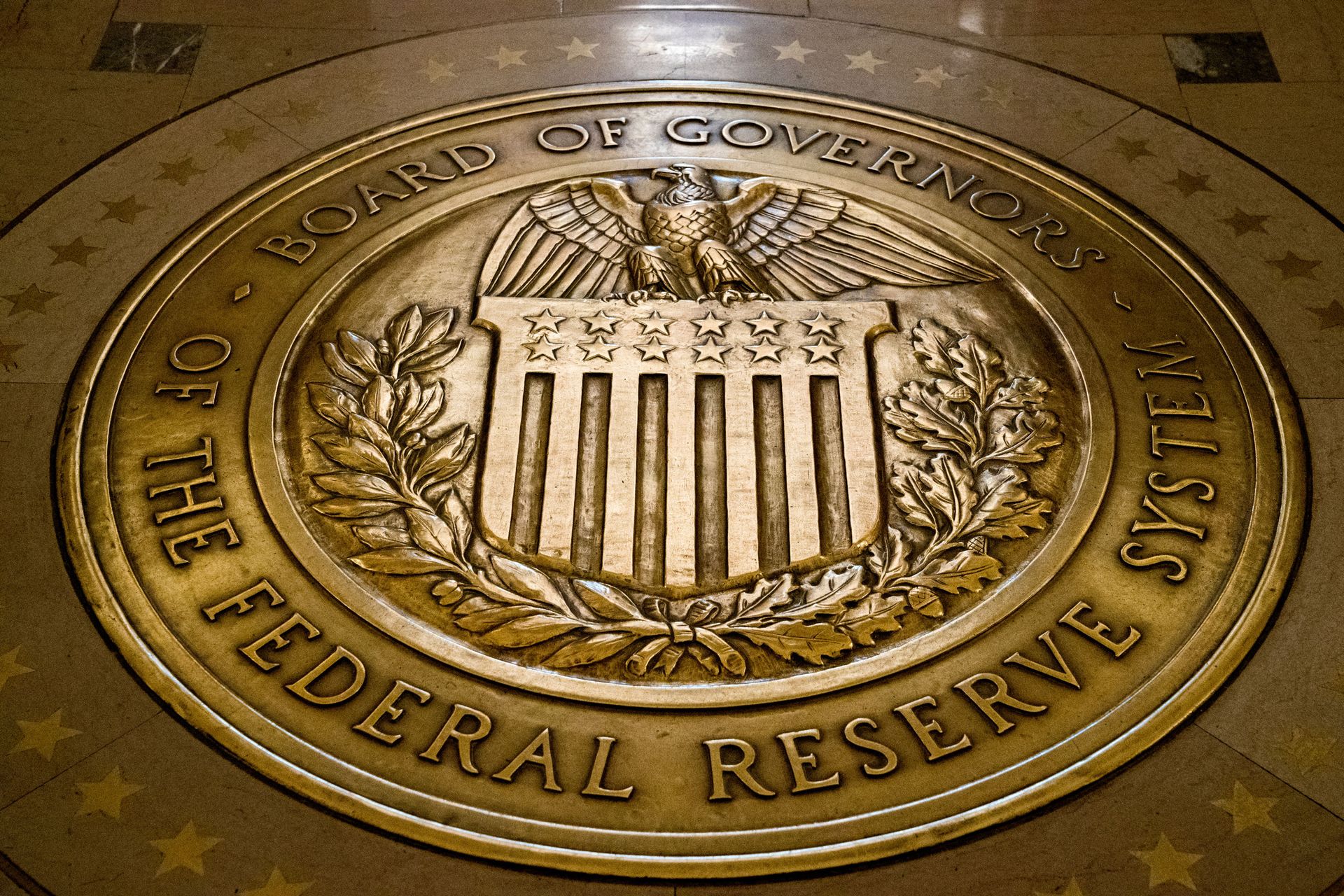 FILE- In this Feb. 5, 2018, file photo, the seal of the Board of Governors of the United States Federal Reserve System is displayed in the ground at the Marriner S. Eccles Federal Reserve Board Building in Washington. Richard Clarida, President Donald Trump's nominee for the No. 2 post at the Federal Reserve, pledged on Tuesday, May 15, to support the Fed's twin goals of stabilizing inflation and maximizing employment while also declaring the importance of the central bank’s independence.  - Sputnik International, 1920, 27.10.2021
