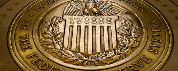 FILE- In this Feb. 5, 2018, file photo, the seal of the Board of Governors of the United States Federal Reserve System is displayed in the ground at the Marriner S. Eccles Federal Reserve Board Building in Washington. Richard Clarida, President Donald Trump's nominee for the No. 2 post at the Federal Reserve, pledged on Tuesday, May 15, to support the Fed's twin goals of stabilizing inflation and maximizing employment while also declaring the importance of the central bank’s independence.  - Sputnik International