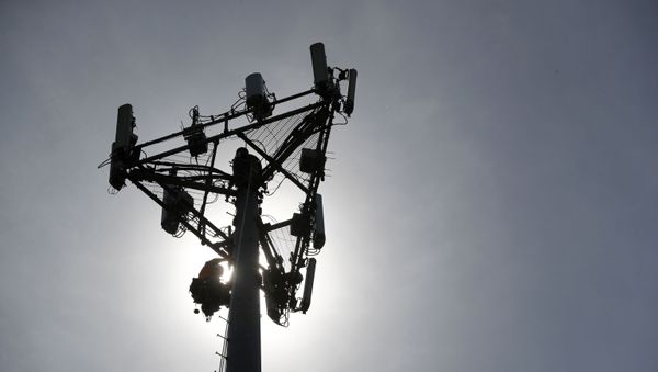 Nick Blase with True North Management Services climbs down from a cellular phone town after performing maintenance as it is silhouetted against the sky on Monday, May 22, 2017 in High Ridge, Mo. - Sputnik International