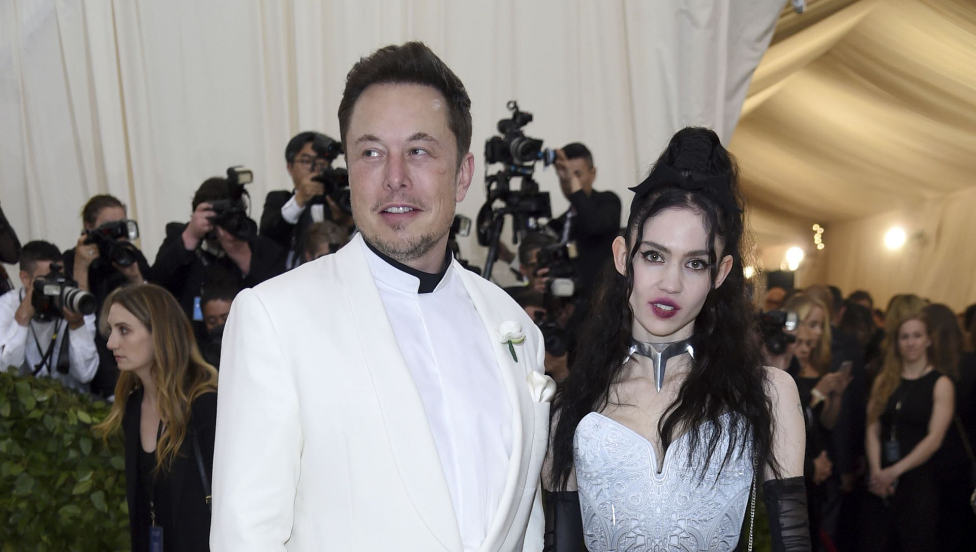 Elon Musk, left and Grimes attends The Metropolitan Museum of Art's Costume Institute benefit gala celebrating the opening of the Heavenly Bodies: Fashion and the Catholic Imagination exhibition on Monday, May 7, 2018, in New York. Elon Musk, left and Grimes attends The Metropolitan Museum of Art's Costume Institute benefit gala celebrating the opening of the Heavenly Bodies: Fashion and the Catholic Imagination exhibition on Monday, May 7, 2018, in New York. - Sputnik International, 1920, 12.04.2021