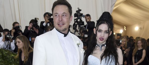 Elon Musk, left and Grimes attends The Metropolitan Museum of Art's Costume Institute benefit gala celebrating the opening of the Heavenly Bodies: Fashion and the Catholic Imagination exhibition on Monday, May 7, 2018, in New York. - Sputnik International