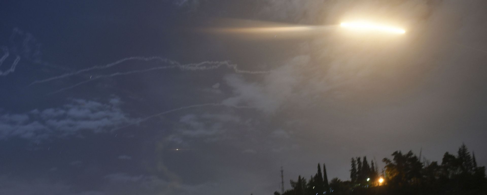 In this photo released by the Syrian official news agency SANA, shows missiles flying into the sky near international airport, in Damascus, Syria, Monday, Jan. 21, 2019 - Sputnik International, 1920, 09.04.2023