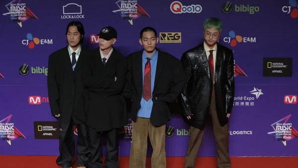 Members of South Korean music band Hyukoh pose for photos on the red carpet of the Mnet Asian Music Awards (MAMA) in Hong Kong, Friday, Dec. 1, 2017 - Sputnik International
