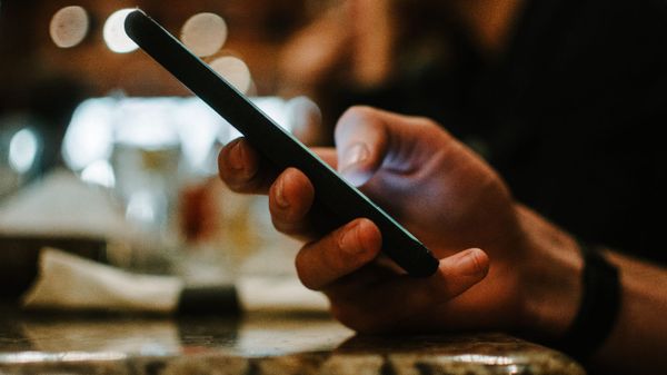 Person holding smartphone - Sputnik International