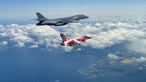 A B-1B Lancer flies with a Danish F-16 during a training mission for Bomber Task Force Europe, May 5, 2020. - Sputnik International