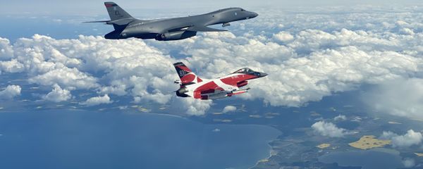 A B-1B Lancer flies with a Danish F-16 during a training mission for Bomber Task Force Europe, May 5, 2020. - Sputnik International