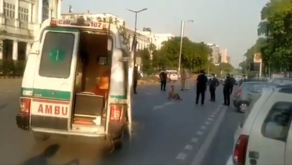 Covid-19 patient trying to flee Delhi's RML hospital held by police at Connaught place  - Sputnik International