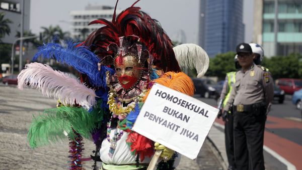 gay activist in Indonesia holds a placard that reads: Homosexuality is not mentall illness - Sputnik International