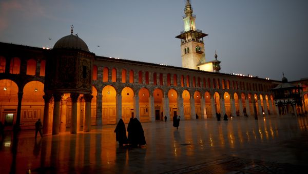Muslim women walk in the courtyard of the 7th century Umayyad Mosque in Damascus, Syria, Wednesday, Oct. 3, 2018 - Sputnik International