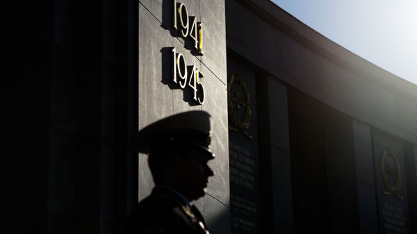 A Russian soldier grads at the Soviet War memorial at the boulevard 'Strasse des 17. Juni' during commemorations to mark the 75th anniversary of Victory Day and the end of WWII in Europe in Berlin, Germany, Friday, May 8, 2020 - Sputnik International