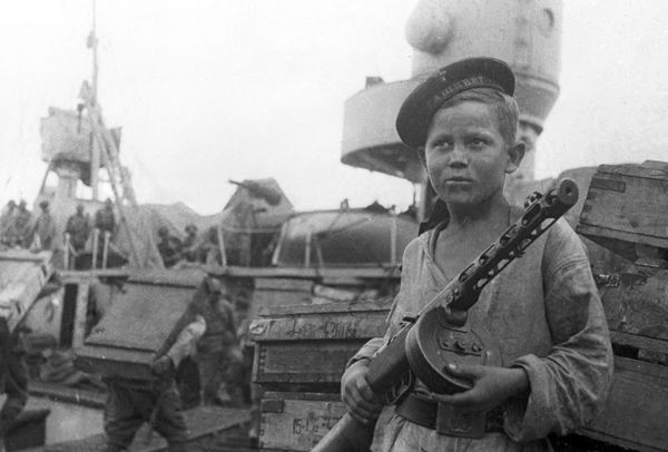 Ship’s boy Borya Kuleshin, awarded with the Order of the Red Star, standing by the Tashkent, the leader of a destroyer flotilla in Sevastopol Ship’s boy Borya Kuleshin, awarded with the Order of the Red Star, standing by the Tashkent, the leader of a destroyer flotilla in Sevastopol - Sputnik International