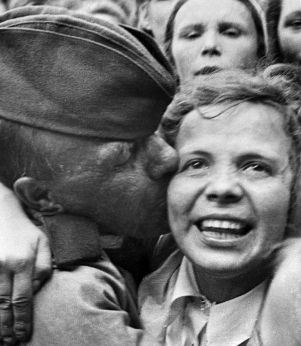 First echelon of soldiers, who just returned from the front, meeting each other at the Belorussian Railway Station, Moscow First echelon of soldiers, who just returned from the front, meeting each other at the Belorussian Railway Station, Moscow - Sputnik International
