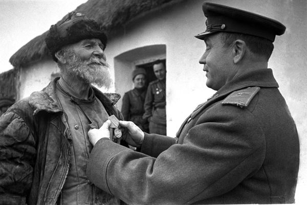 A division commander awards farmer Pomkin for his deeds on the 3rd Ukrainian Front A division commander awards farmer Pomkin for his deeds on the 3rd Ukrainian Front - Sputnik International