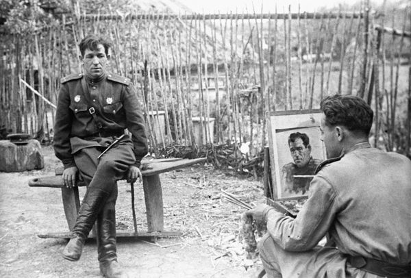 An artist from the military artists’ studio, Nikolai Sokolov, paints a portrait of Lieutenant N. Bryskin An artist from the military artists’ studio, Nikolai Sokolov, paints a portrait of Lieutenant N. Bryskin - Sputnik International