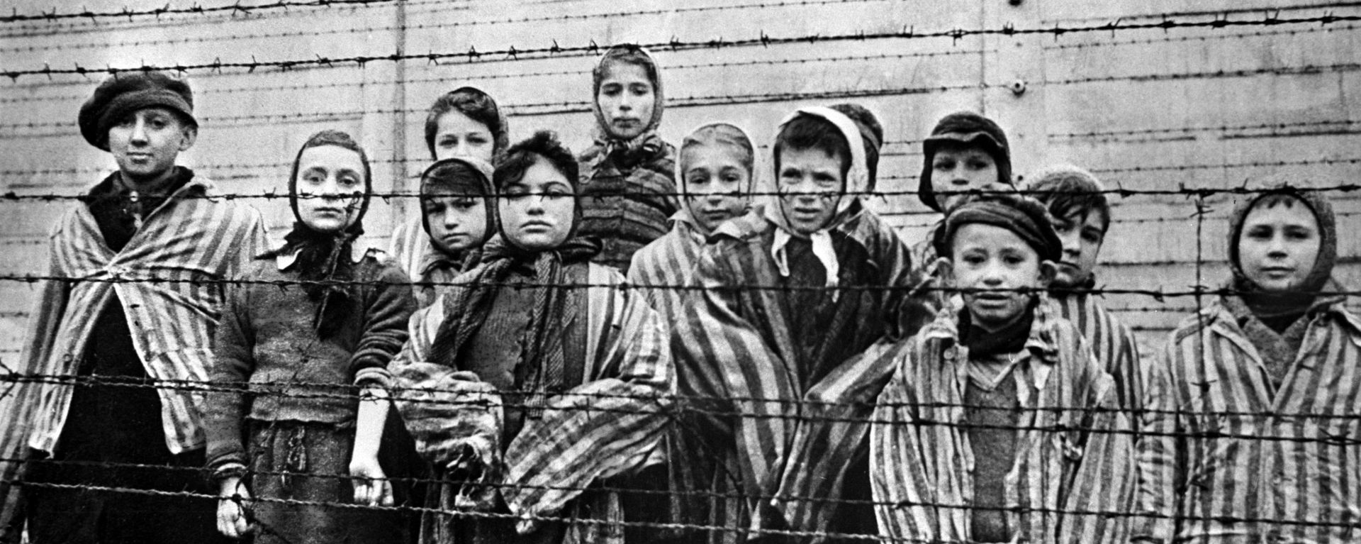 Children, imprisoned in the Auschwitz concentration camp, 1945 Children, imprisoned in the Auschwitz concentration camp, 1945 - Sputnik International, 1920, 25.01.2023