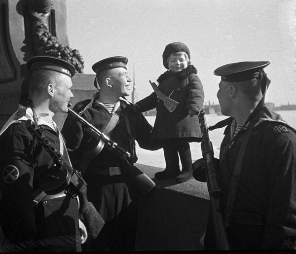 Sailors of the Baltic Fleet talk to a girl, Lucy, whose parents died from hunger during the Siege of Leningrad Sailors of the Baltic Fleet talk to a girl, Lucy, whose parents died from hunger during the Siege of Leningrad - Sputnik International