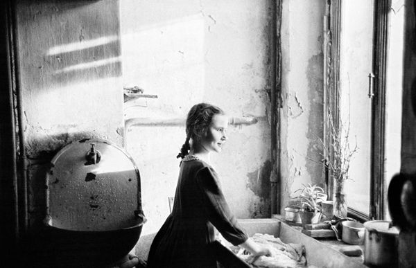 A view inside a communal living apartment in Moscow, 1945 A view inside a communal living apartment in Moscow, 1945 - Sputnik International