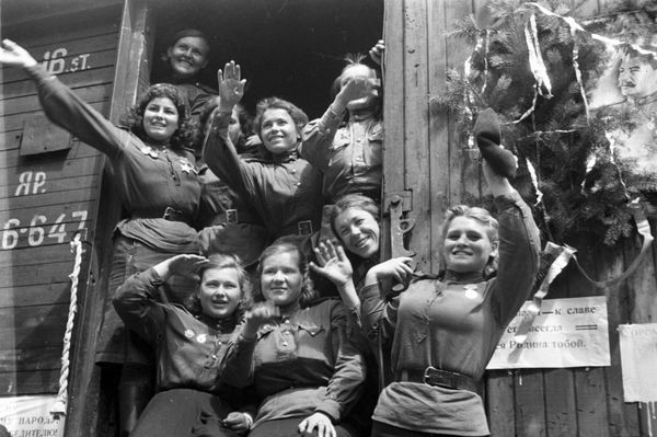 Demobilised young women leaving Germany for their homeland, 1945 Demobilised young women leaving Germany for their homeland, 1945 - Sputnik International