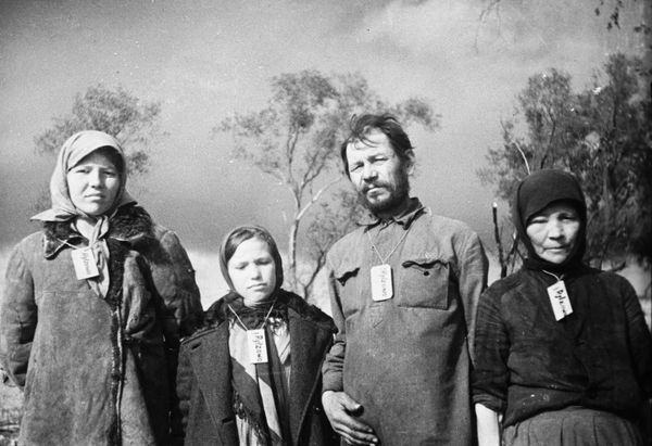 Residents of the Zubtsovo village. In occupied villages, the Nazis obliged people to wear tags around their necks with the name of the village where they lived Residents of the Zubtsovo village. In occupied villages, the Nazis obliged people to wear tags around their necks with the name of the village where they lived - Sputnik International