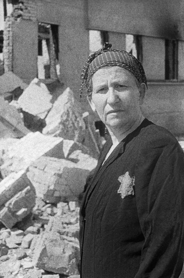 A resident of a Jewish ghetto by the ruins of her house, 1943 A resident of a Jewish ghetto by the ruins of her house, 1943 - Sputnik International