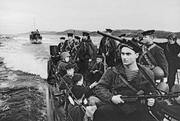 Northern Fleet paratroopers taken on boats to the war zone, 1942 Northern Fleet paratroopers taken on boats to the war zone, 1942 - Sputnik International