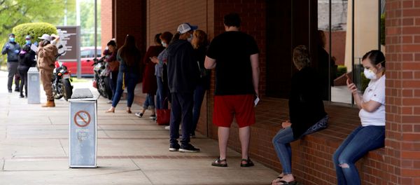 People who lost their jobs wait in line to file for unemployment following an outbreak of the coronavirus disease (COVID-19), at an Arkansas Workforce Center in Fort Smith, Arkansas, U.S. April 6, 2020 - Sputnik International