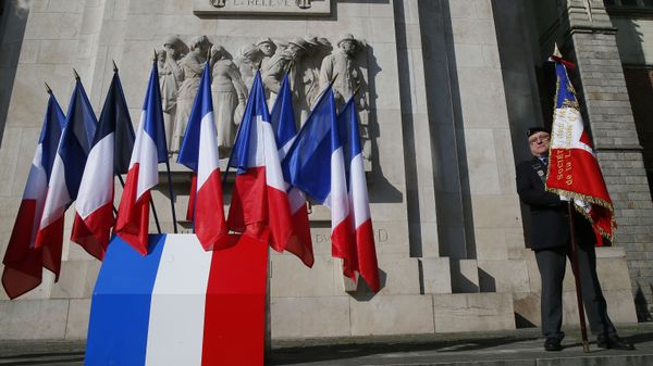 A veteran holds a French flag before a ceremony at a WWI and WWII monument in Lille, northern France, Friday May 8, 2020 - Sputnik International