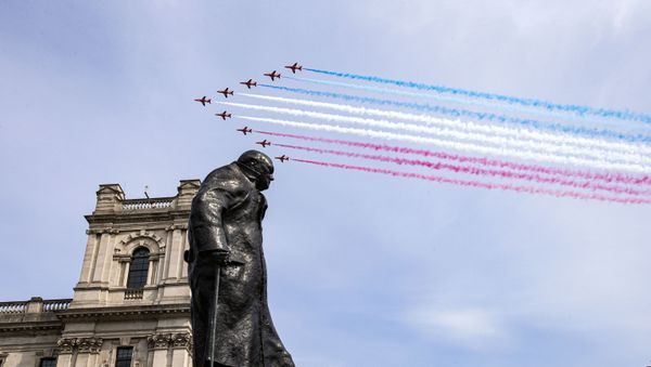 In a handout picture released by the British Ministry of Defence (MOD) on May 8, 2020, the Royal Air Force Red Arrows fly over the statue of Sir Winston Churchill to mark the 75th anniversary of VE Day (Victory in Europe Day), the end of the Second World War in Europe, in central London - Sputnik International