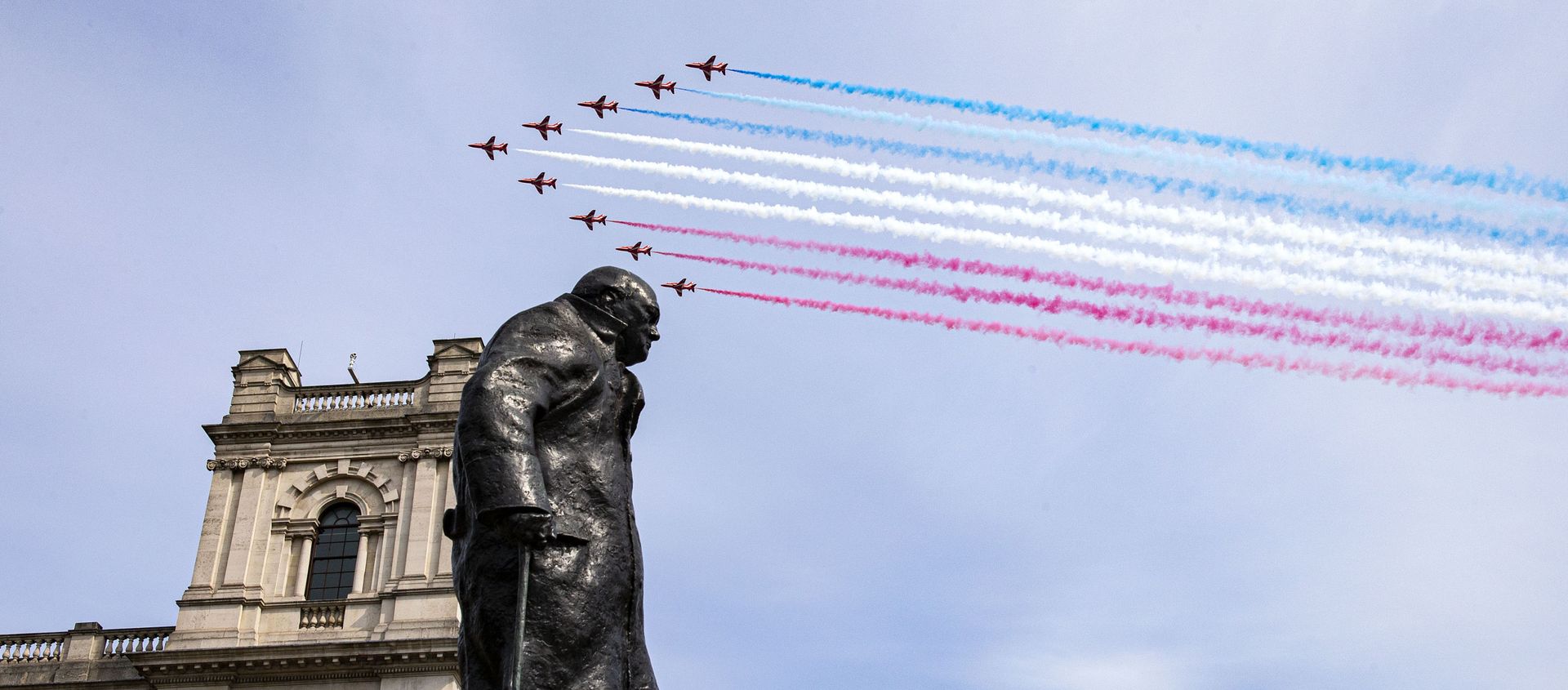 In a handout picture released by the British Ministry of Defence (MOD) on May 8, 2020, the Royal Air Force Red Arrows fly over the statue of Sir Winston Churchill to mark the 75th anniversary of VE Day (Victory in Europe Day), the end of the Second World War in Europe, in central London In a handout picture released by the British Ministry of Defence (MOD) on May 8, 2020, the Royal Air Force Red Arrows fly over the statue of Sir Winston Churchill to mark the 75th anniversary of VE Day (Victory in Europe Day), the end of the Second World War in Europe, in central London - Sputnik International, 1920, 03.06.2020