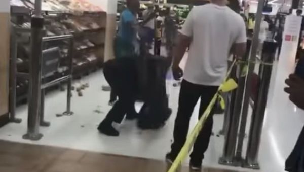 Alabama's Birmingham Police Department initiates an internal investigation in an officer's use of force at a Walmart store that saw a maskless shopper body slammed onto the floor. - Sputnik International