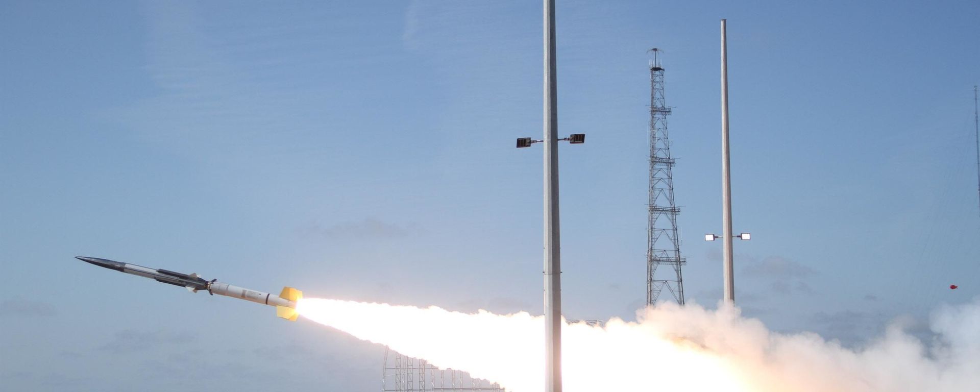 A team from U.S. Navy conduct a GQM-163 “Coyote” Supersonic Sea Skimming Target (SSST) launch Sept. 12 at Wallops Flight Facility in Virginia. The Coyote replicates a family of supersonic sea skimming Anti-Ship Cruise Missile (ASCM) threats for fleet training and test and evaluation of ship self-defense systems. (NASA photo) A team from U.S. Navy conduct a GQM-163 “Coyote” Supersonic Sea Skimming Target (SSST) launch Sept. 12 at Wallops Flight Facility in Virginia. The Coyote replicates a family of supersonic sea skimming Anti-Ship Cruise Missile (ASCM) threats for fleet training and test and evaluation of ship self-defense systems. (NASA photo) - Sputnik International, 1920, 26.10.2022
