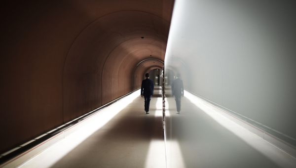 A man walks in a corridor at the headquarters of the General Directorate for External Security (DGSE), France's external intelligence agency, in Paris on June 4, 2015. AFP PHOTO / MARTIN BUREAU (Photo by MARTIN BUREAU / AFP) - Sputnik International