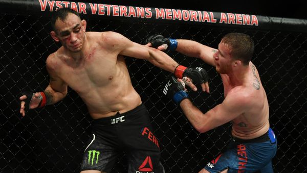 Tony Ferguson (red gloves) fights Justin Gaethje (blue gloves) during UFC 249 at VyStar Veterans Memorial Arena in Jacksonville, Florida - Sputnik International