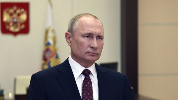 Russian President Vladimir Putin congratulates graduates of higher military educational institutions of Russia on the 75th anniversary of Victory in the Great Patriotic War. - Sputnik International