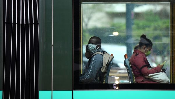 Commuters wear facemasks as they sit in a tram carriage in Paris on May 11, 2020, on the first day of France's easing of lockdown measures in place for 55 days to curb the spread of the COVID-19 pandemic, caused by the novel coronavirus. - Sputnik International