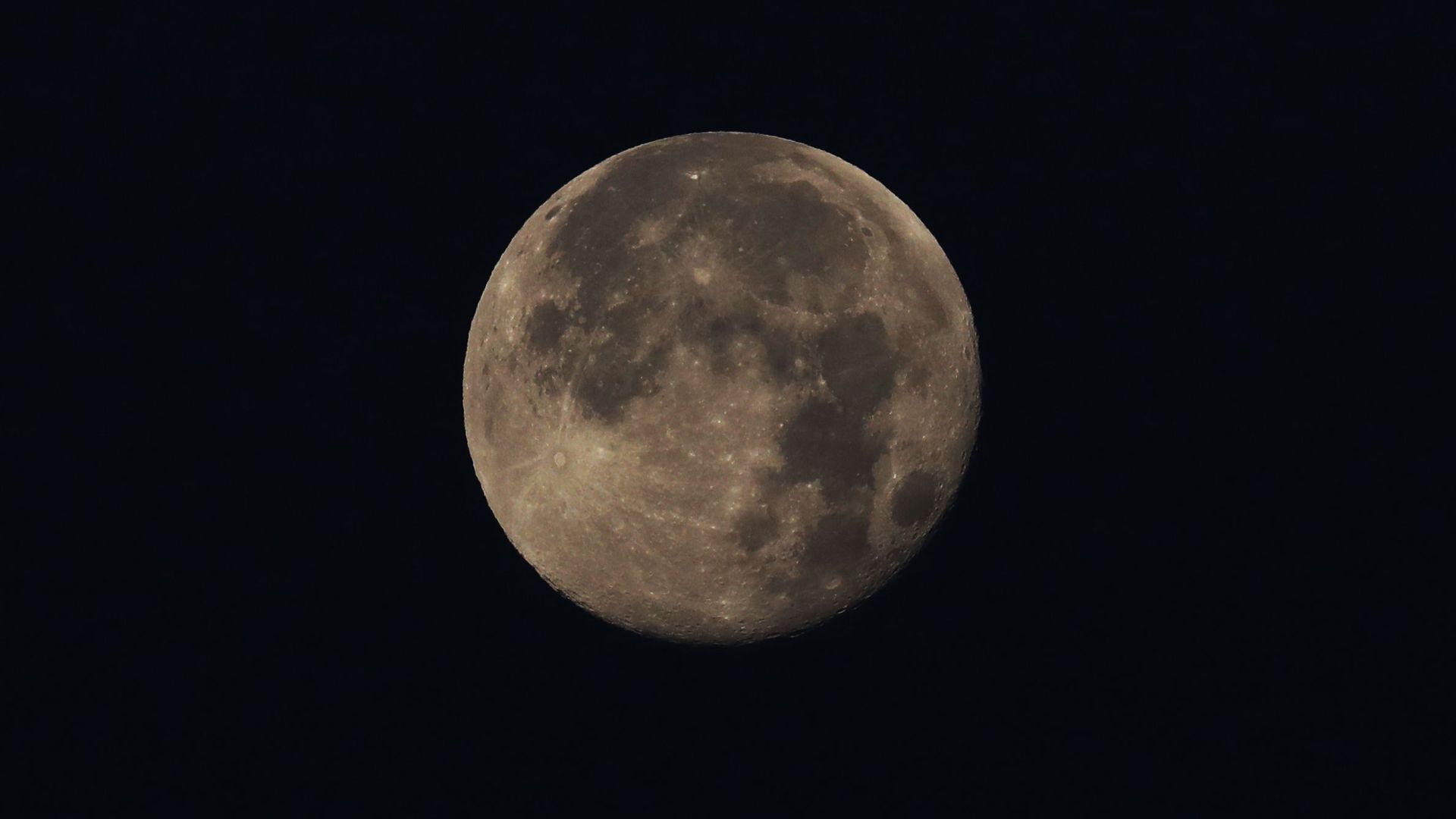 The moon hovers over in Mexico City, Friday, May 8, 2020. Mexico woke up to news of its largest one-day increase in confirmed cases of COVID-19, from Wednesday to Thursday The moon hovers over in Mexico City, Friday, May 8, 2020. Mexico woke up to news of its largest one-day increase in confirmed cases of COVID-19, from Wednesday to Thursday - Sputnik International, 1920, 25.03.2021