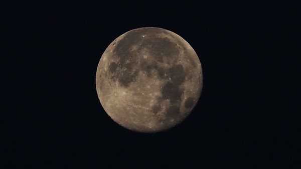 The moon hovers over in Mexico City, Friday, May 8, 2020. Mexico woke up to news of its largest one-day increase in confirmed cases of COVID-19, from Wednesday to Thursday - Sputnik International