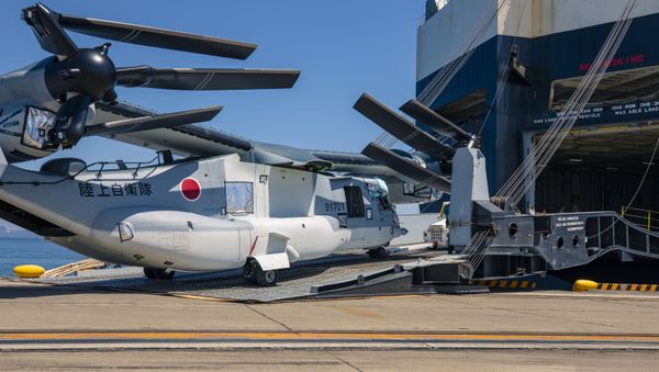 V-22 Ospreys bound for Japan Ground Self-Defense Force (JGSDF) units arrive in Japan at Marine Corps Air Station, Iwakuni, May 8, 2020. The V-22 off-load marked the first time JGSDF V-22s arrived on Japanese soil. - Sputnik International