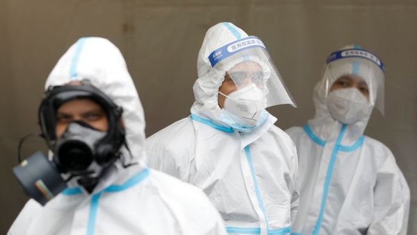 Healthcare workers wear personal protective equipment in Brooklyn, New York City - Sputnik International
