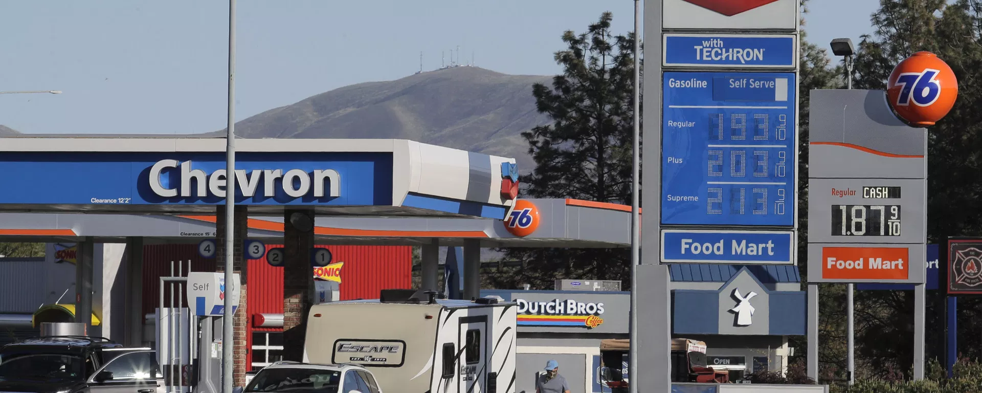Petrol prices have fallen below £1 in UK and below US$2 in the United States - Sputnik International, 1920, 18.10.2026
