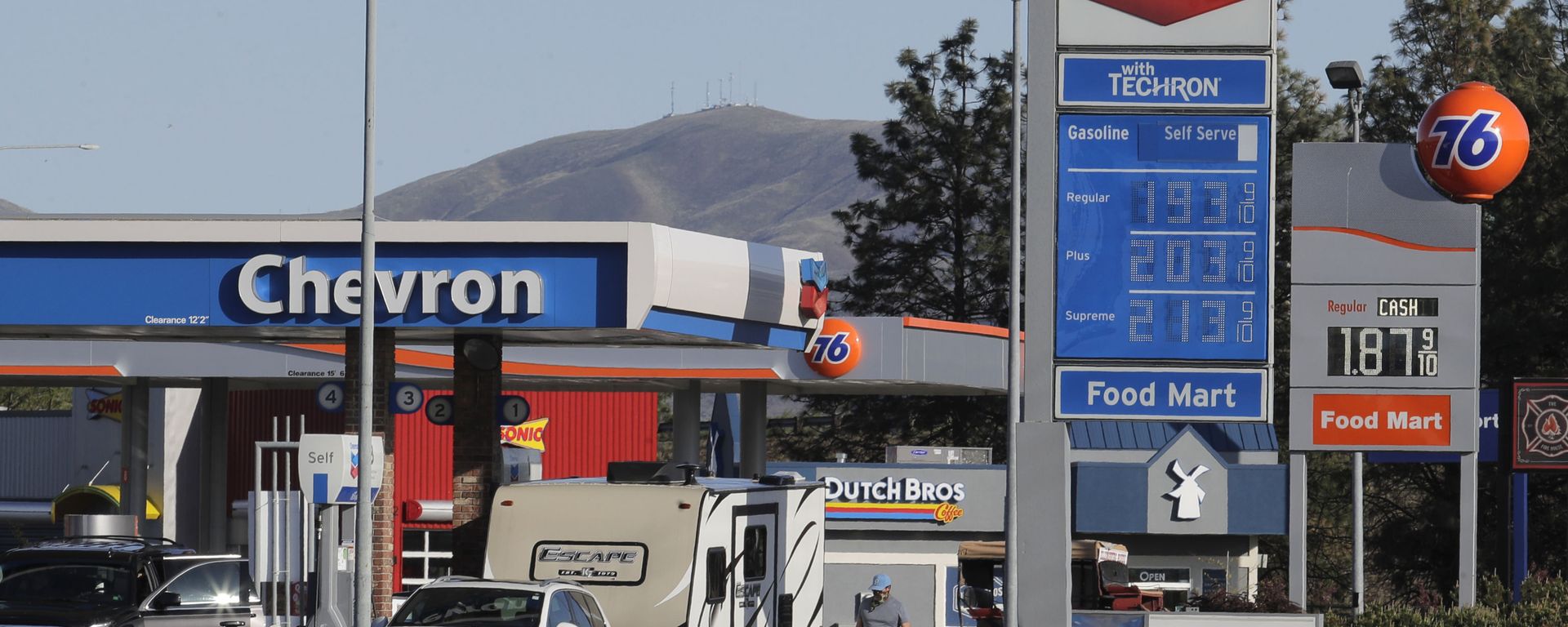 Petrol prices have fallen below £1 in UK and below US$2 in the United States - Sputnik International, 1920, 27.10.2022