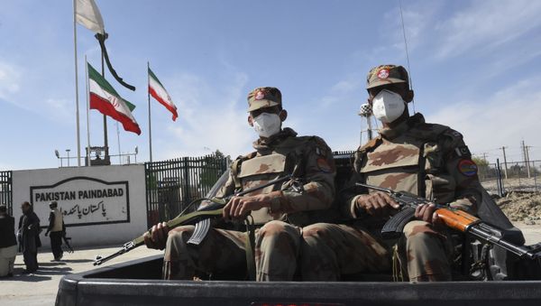 Pakistani soldiers wearing facemasks patrol near the closed Pakistan-Iran border in Taftan on February 25, 2020 as fears over the spread of the COVID-19 coronavirus escalate following an outbreak in neighbouring Iran - Sputnik International