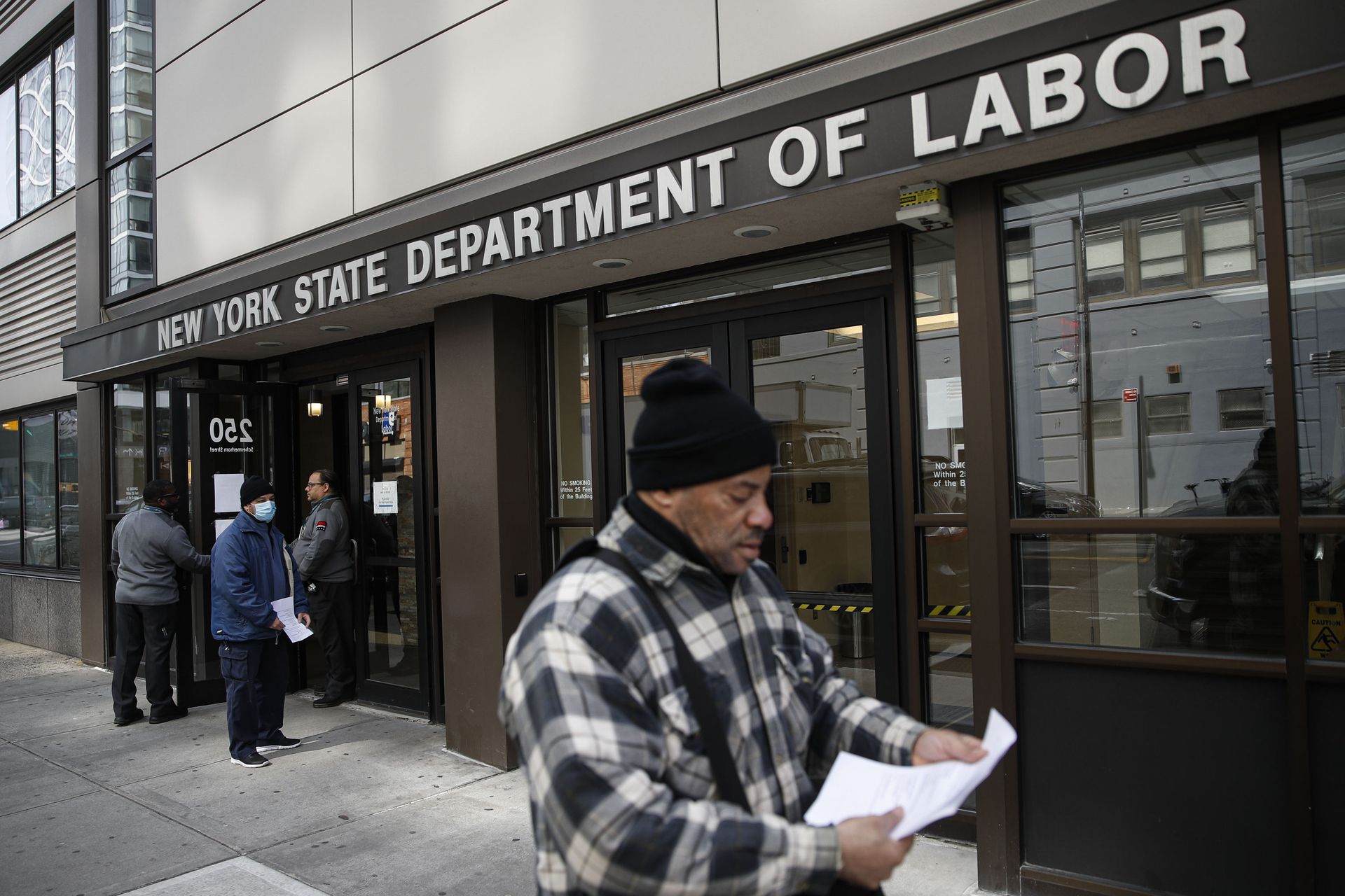 In this March 18, 2020 file photo, visitors to the Department of Labor are turned away at the door by personnel due to closures over coronavirus concerns in New York In this March 18, 2020 file photo, visitors to the Department of Labor are turned away at the door by personnel due to closures over coronavirus concerns in New York - Sputnik International, 1920, 07.09.2021
