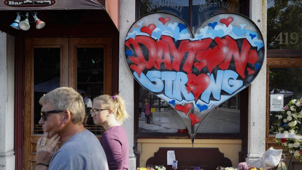 Flowers left as tributes outside the bar where the shootings took place in Dayton, Ohio in August 2019 - Sputnik International