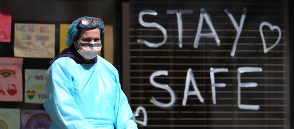 A Medical professional looks on at a drive-thru coronavirus testing site run by ProHealth Care on April 06, 2020 in Jericho, New York.  - Sputnik International