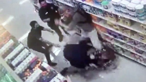 Brawl breaks out at Target store in Van Nuys, California, after shoppers are escorted from establishment for not wearing county-mandated face masks. - Sputnik International