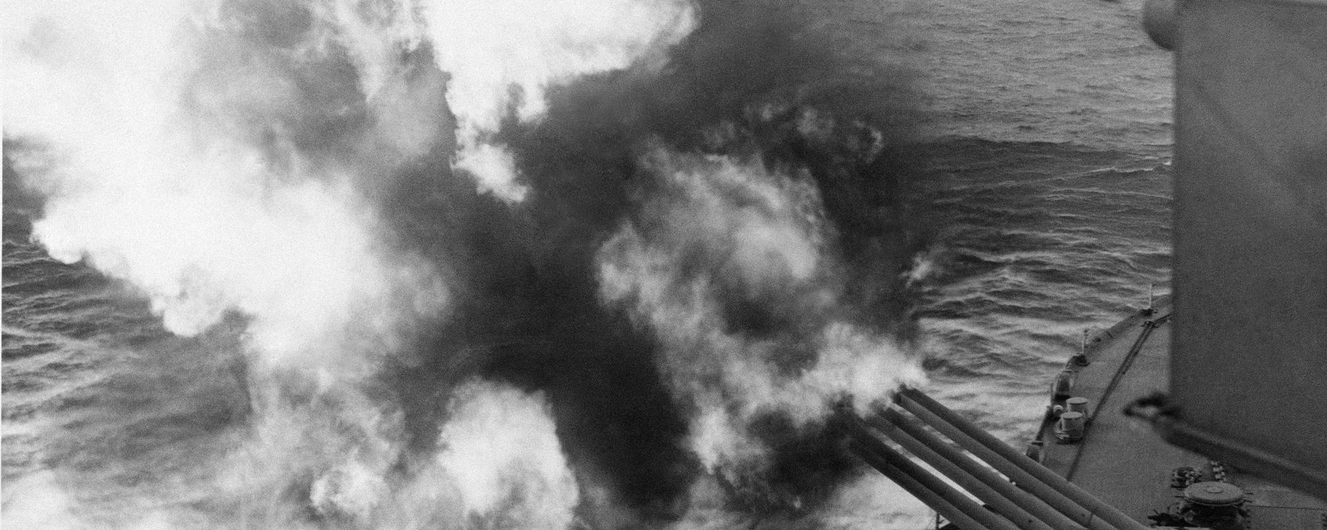 Mushrooms of smoke and flame billow out from the giant USS Nevada as the battleship provides artillery support for Allied ground forces in France by hammering enemy installations from her vantage point in the English Channel, June 6, 1944. Mushrooms of smoke and flame billow out from the giant USS Nevada as the battleship provides artillery support for Allied ground forces in France by hammering enemy installations from her vantage point in the English Channel, June 6, 1944. - Sputnik International, 1920, 12.05.2020