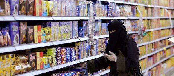 A Saudi woman wearing protective gloves shops at a supermarket, following the outbreak of the coronavirus disease (COVID-19), in Riyadh, Saudi Arabia May 11, 2020 - Sputnik International