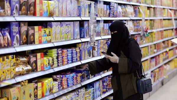 A Saudi woman wearing protective gloves shops at a supermarket, following the outbreak of the coronavirus disease (COVID-19), in Riyadh, Saudi Arabia May 11, 2020 - Sputnik International